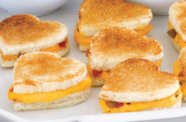 Sandwiches corazón de queso fundido