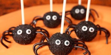 Cake pops o piruletas de arañas para Halloween