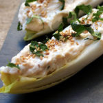 Receta de Endivias rellenas de queso fresco y salmón