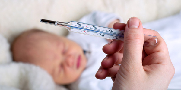 Métodos para bajar la fiebre de un bebé
