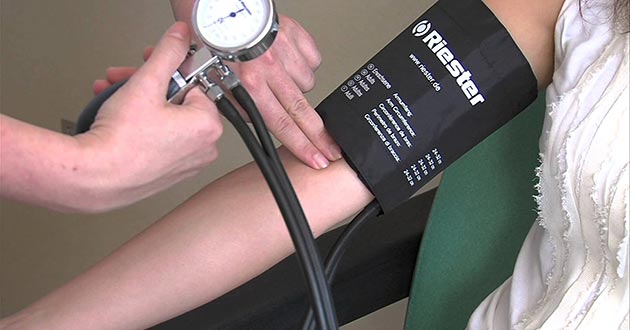 Examen de la presión arterial para mujeres