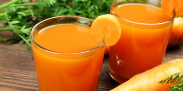 Receta de zumo de zanahoria, naranja y fresa