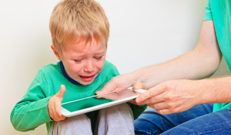 ¿Calmas a tu hijo con un celular o una tablet? entérate de las terribles consecuencias que esto acarrea