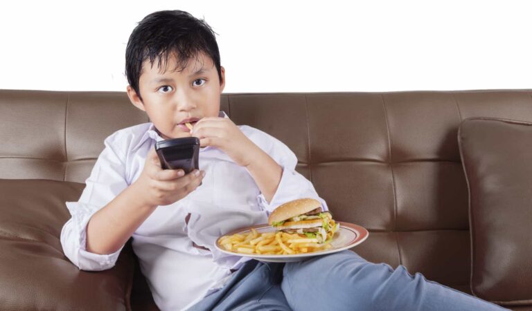 ¿Es bueno que nuestros hijos vean la televisión mientras comen?